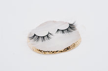 Load image into Gallery viewer, Strip lashes
